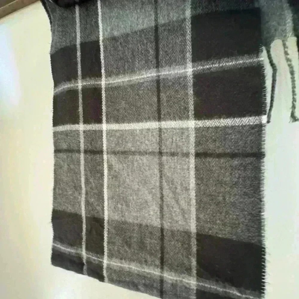 Cashme Made In Italy Black & Grey Plaid Buttery‎ Soft Scarf 11x60